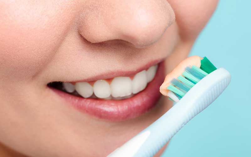 طریقه پیشگیری از پوسیدگی دندان‌ها بر اساس سن کودکان (مسواک، خمیر دندان، تغذیه، فلوراید موضعی)