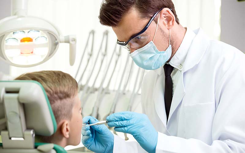 نکاتی که لازم است والدین قبل از مراجعه به دندانپزشکی کودکان رعایت کنند و در این زمینه کودک را آماده کنند